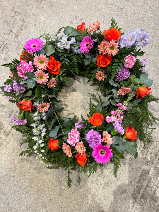 Runt prýddur kransur við bandi