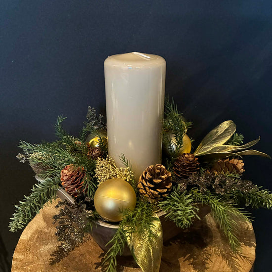 Gylt jóladekoratión við blokkljósi